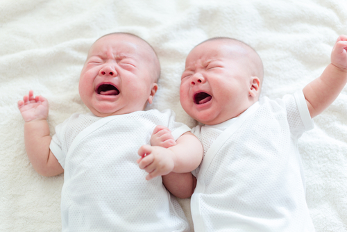 Comment gérer deux enfants qui pleurent en même temps?