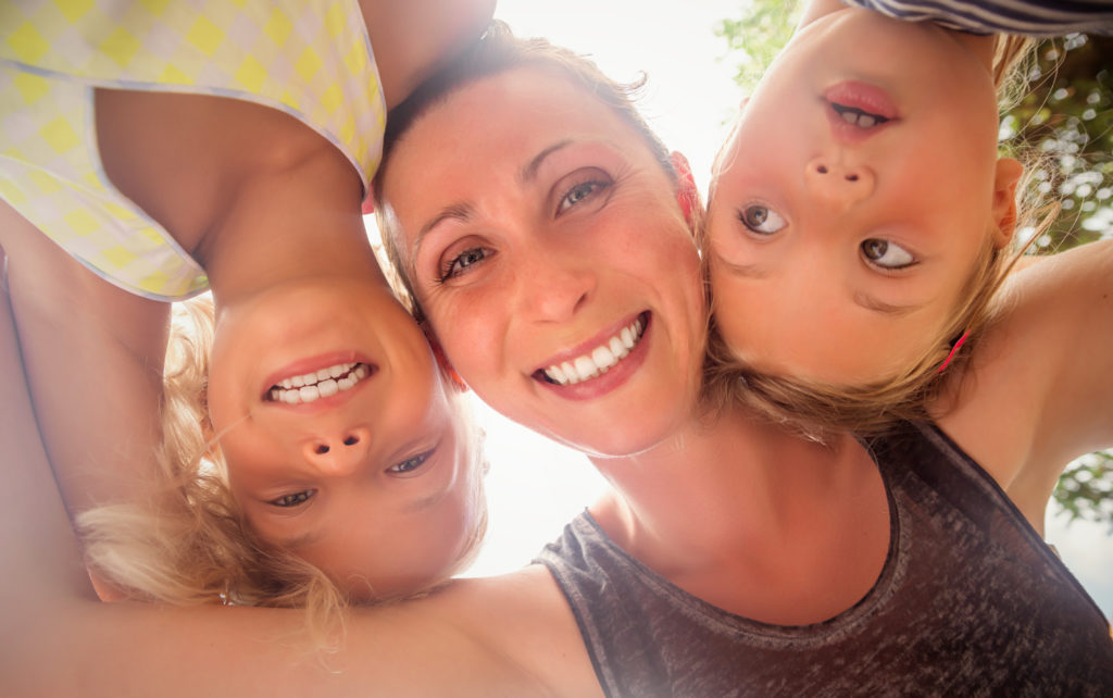 Maman détendue avec ses enfants